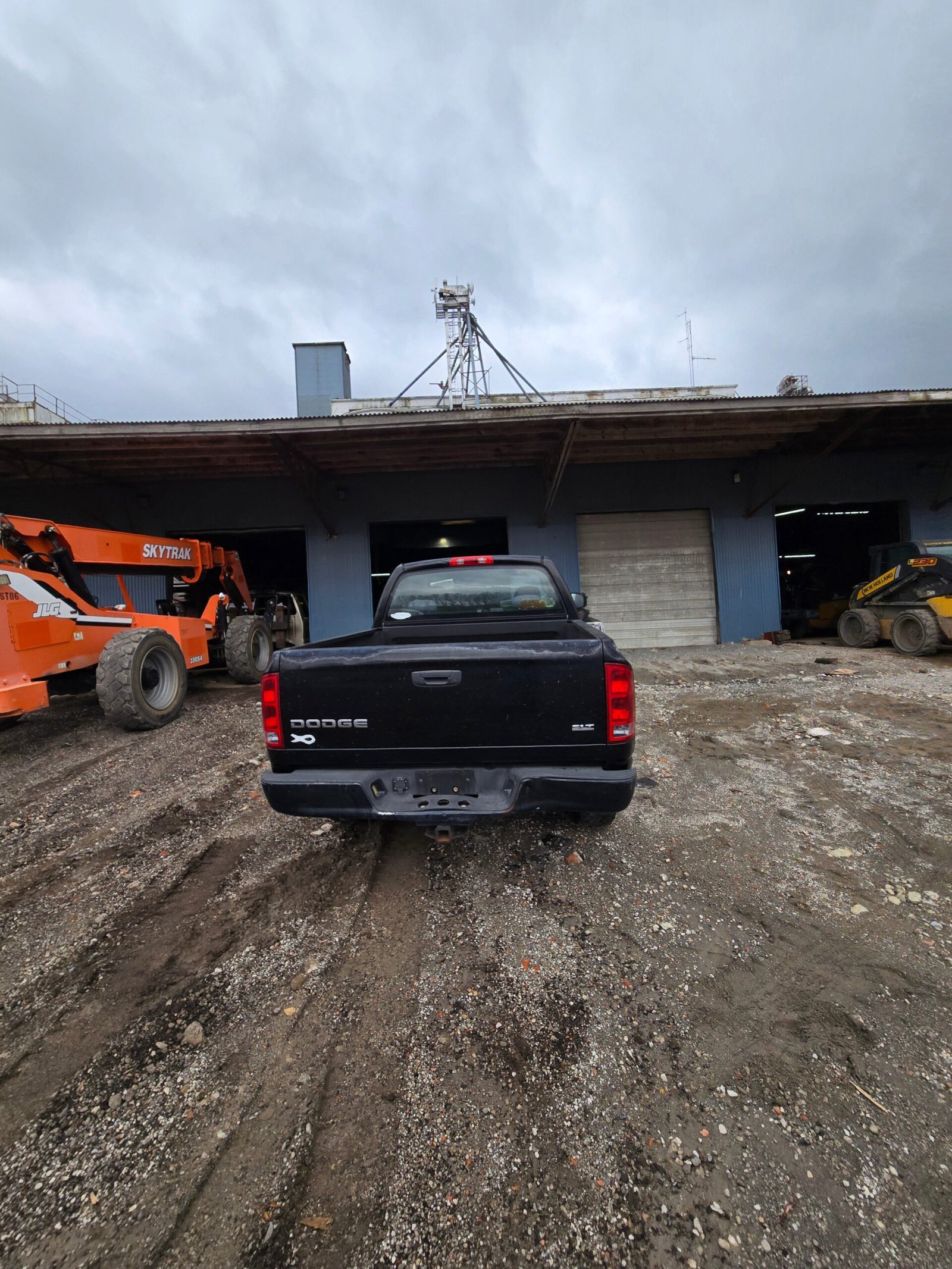 2004 Dodge Ram 1500 Crew Cab Short Bed 3rd gen - FULL PART OUT - Image 9