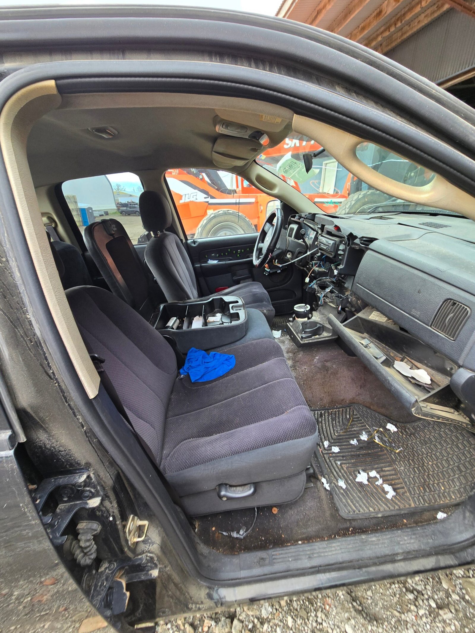 2004 Dodge Ram 1500 Crew Cab Short Bed 3rd gen - FULL PART OUT - Image 13