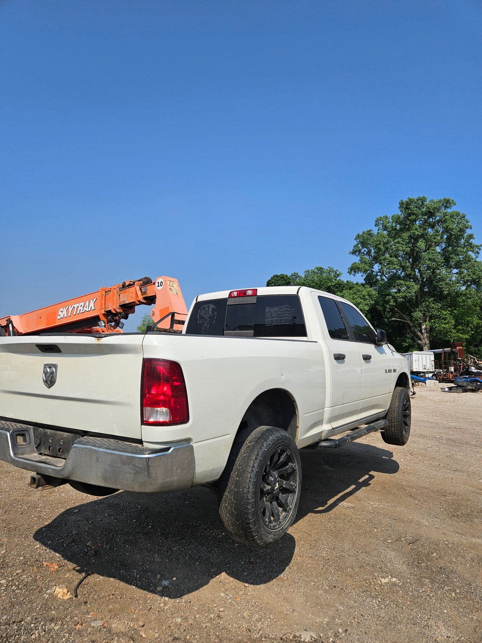 2009 Dodge Ram 2x4 1500 Crew Cab 6.4' Short Bed 4th gen - FULL PART OUT - Image 11