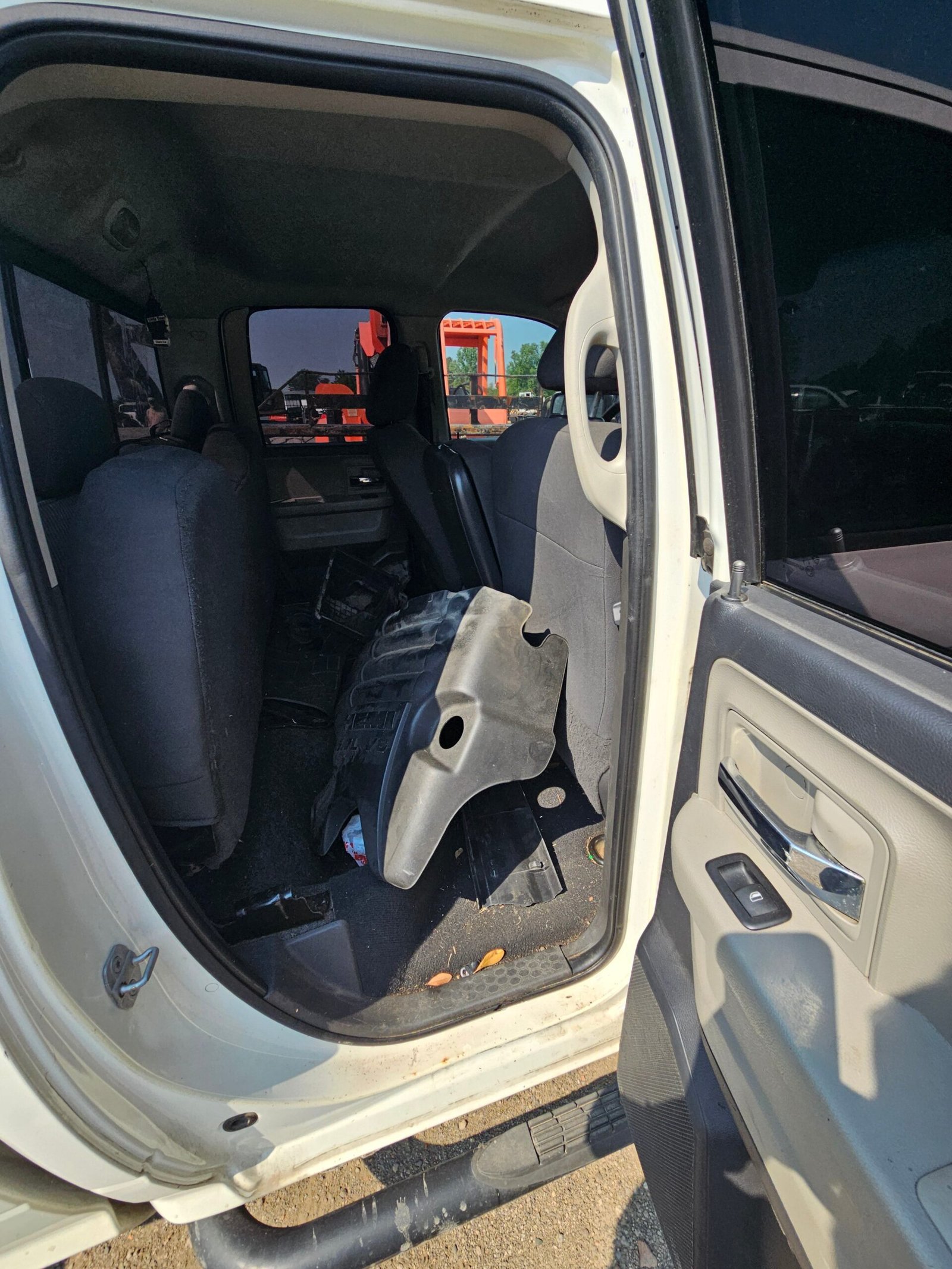 2009 Dodge Ram 2x4 1500 Crew Cab 6.4' Short Bed 4th gen - FULL PART OUT - Image 16