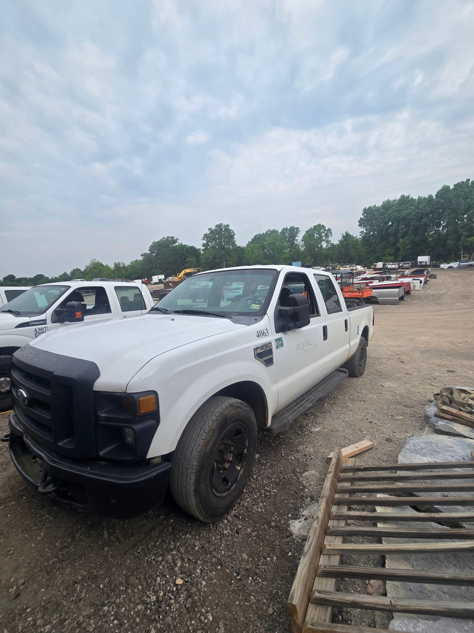 2009 Ford F-250 Crew Cab 6.9' Short Bed Super Duty - FULL PART OUT - Image 2