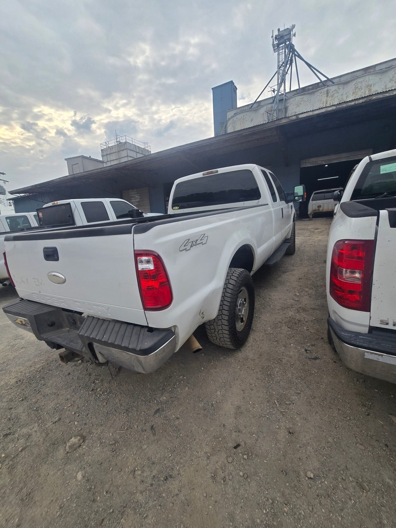 2010 Ford F-250 Extended Cab Long Bed Super Duty 4x4 - FULL PART OUT - Image 3