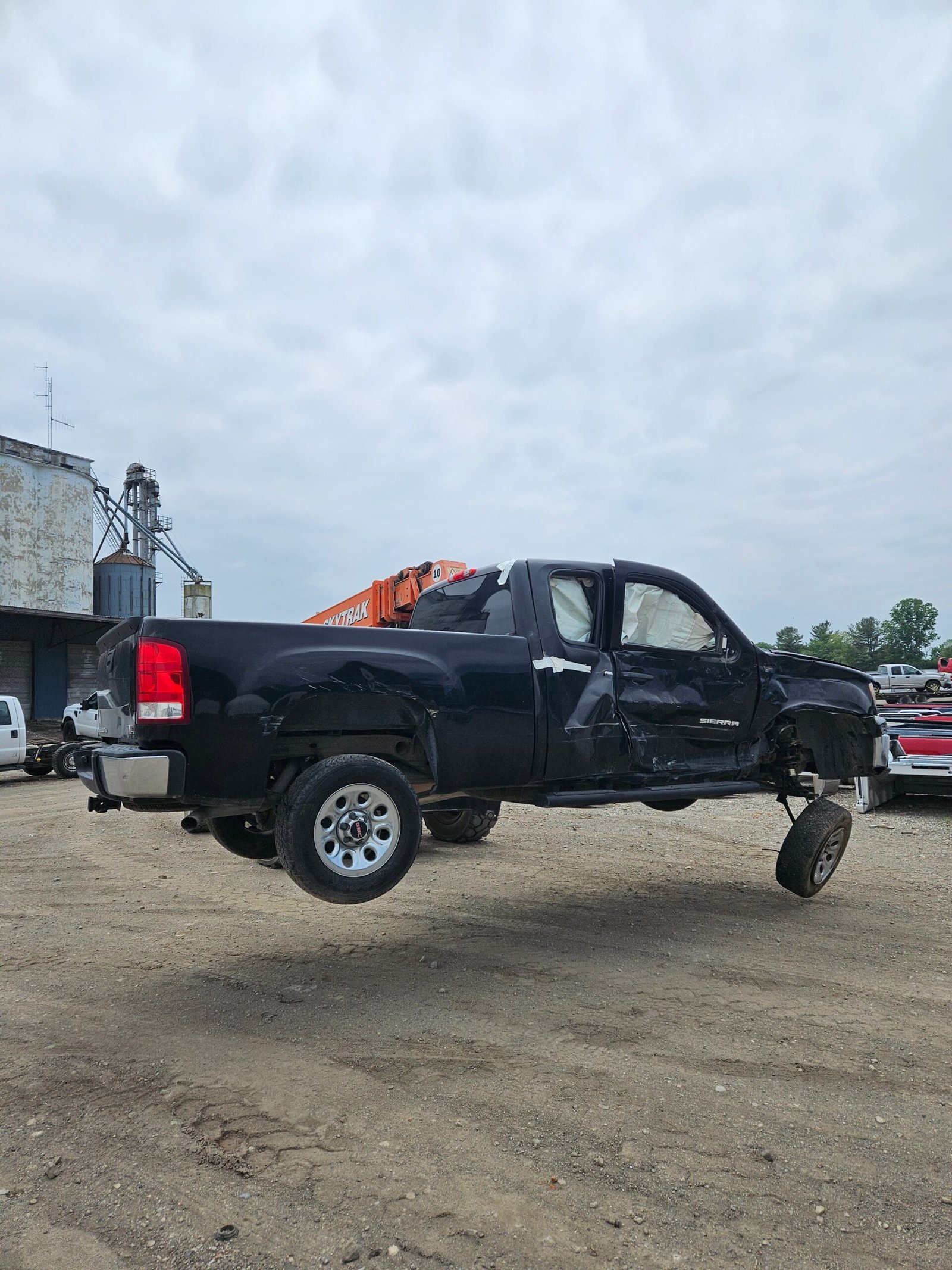 2011 GMC Sierra Extended Cab Short Bed 1500 - FULL PART OUT - Image 16