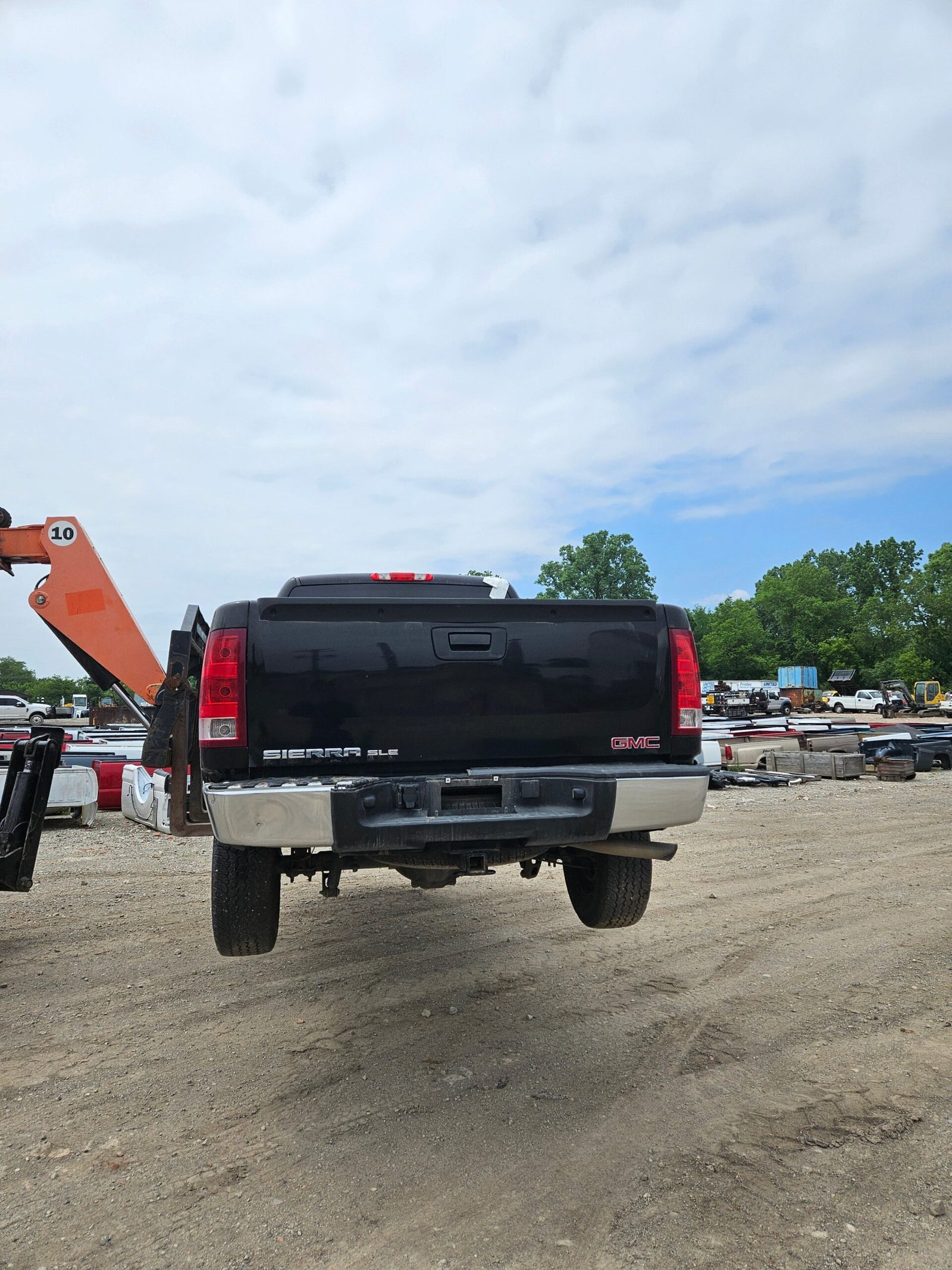 2011 GMC Sierra Extended Cab Short Bed 1500 - FULL PART OUT - Image 17