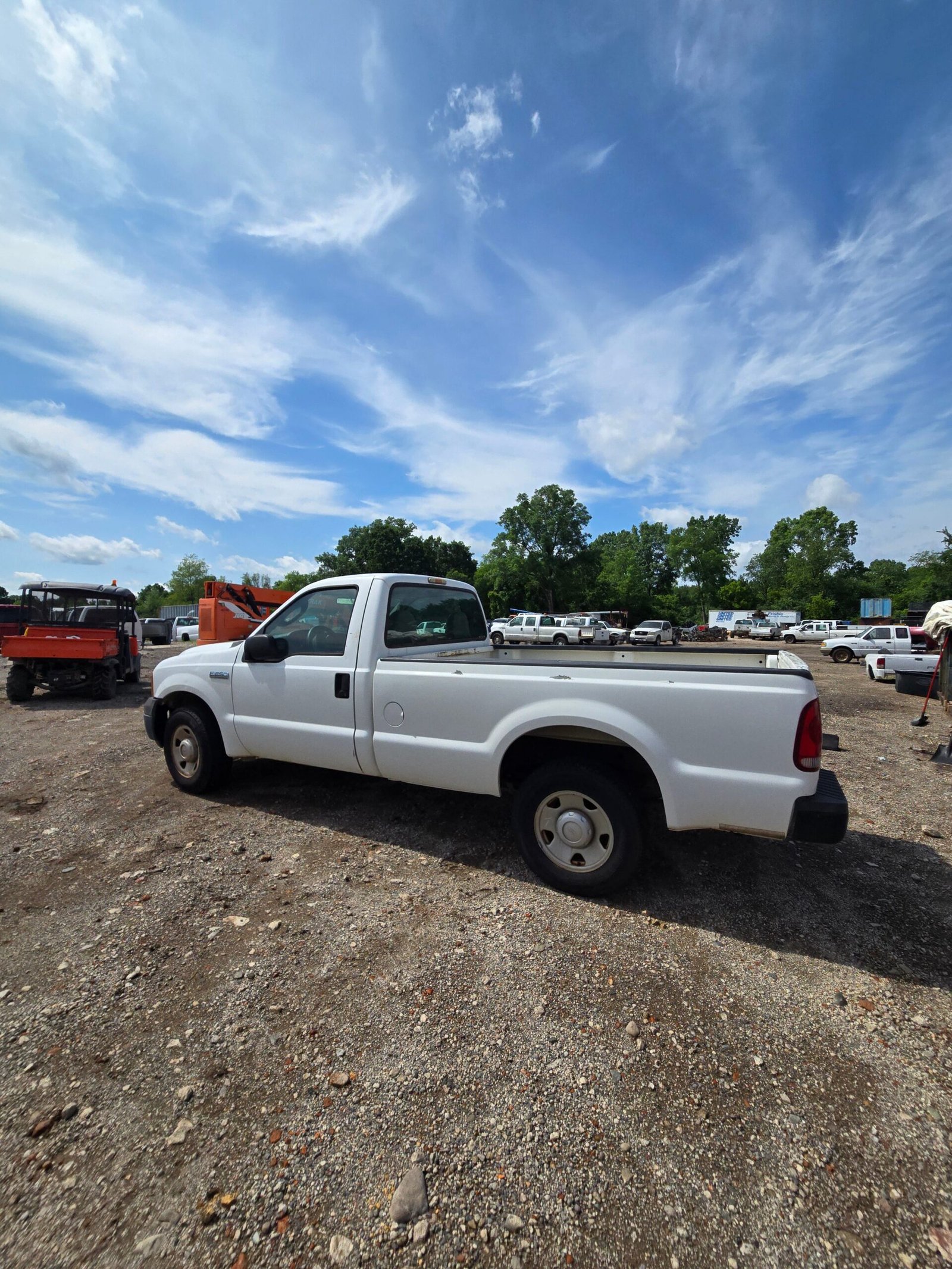 2006 Ford F-250 Super Duty Regular Cab Long Bed 5.4L triton 2wd - FULL PART OUT - Image 9