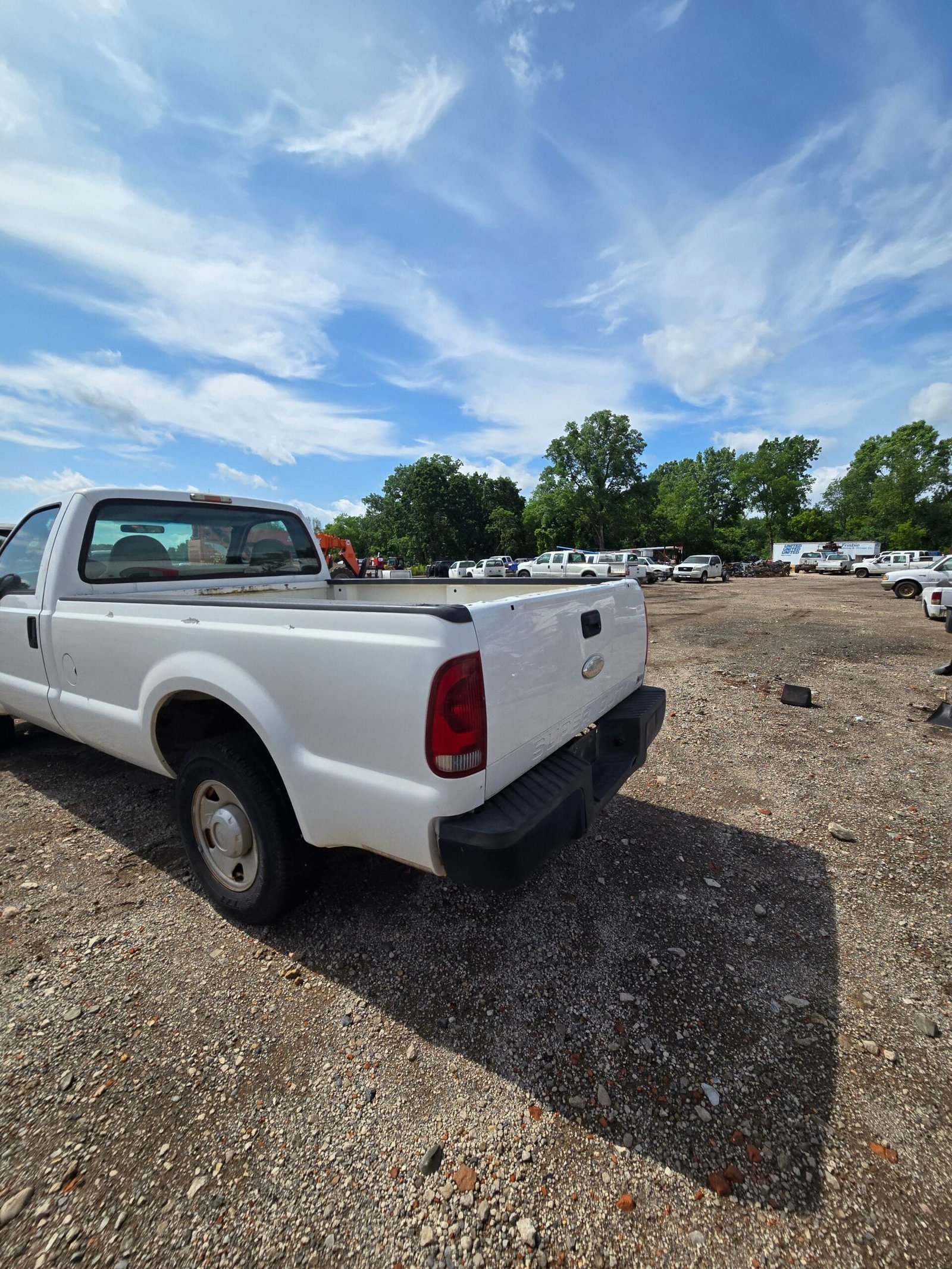 2006 Ford F-250 Super Duty Regular Cab Long Bed 5.4L triton 2wd - FULL PART OUT - Image 11