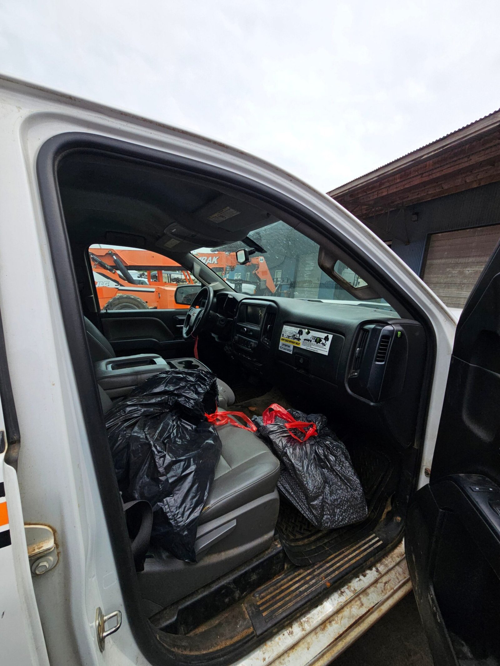 2018 Chevrolet Silverado 2500HD Crew Cab Short Bed 4wd - FULL PART OUT - Image 13