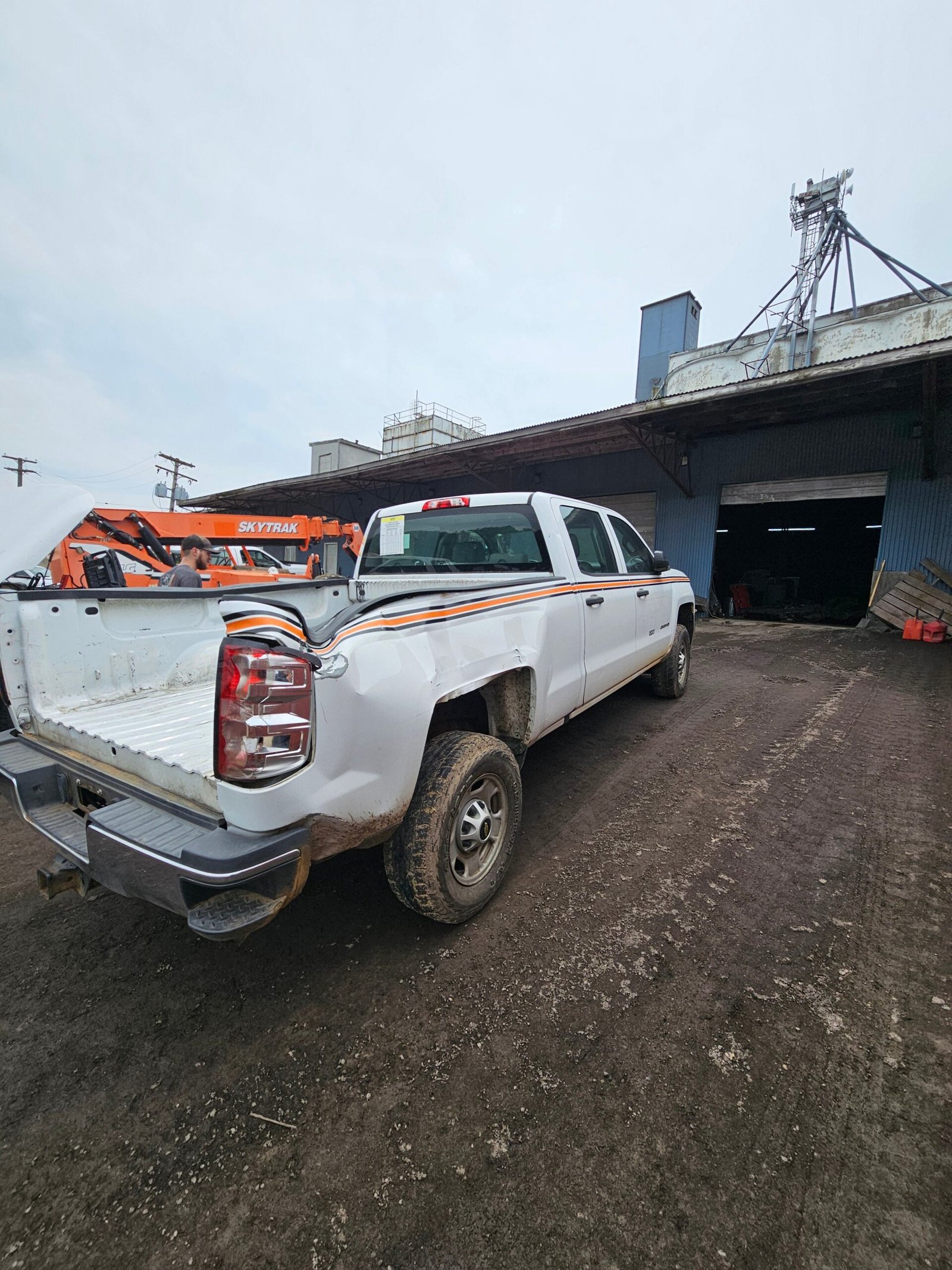 2018 Chevrolet Silverado 2500HD Crew Cab Short Bed 4wd - FULL PART OUT - Image 3
